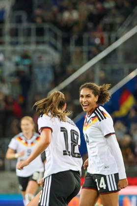 Karlsruhe, Deutschland: 09.10.2026 - Länderspiel Freundschaftsspiel - Deutschland Frauen vs. Australien Frauen Im Bild: v.li. Torschützin Melissa Kössler Koessler (Deutschland) macht das Tor zum 2:0 für Deutschland und jubelt mit Cora Zicai (Deutschland) Copyright: HMBxMedia MadeleinexFantini