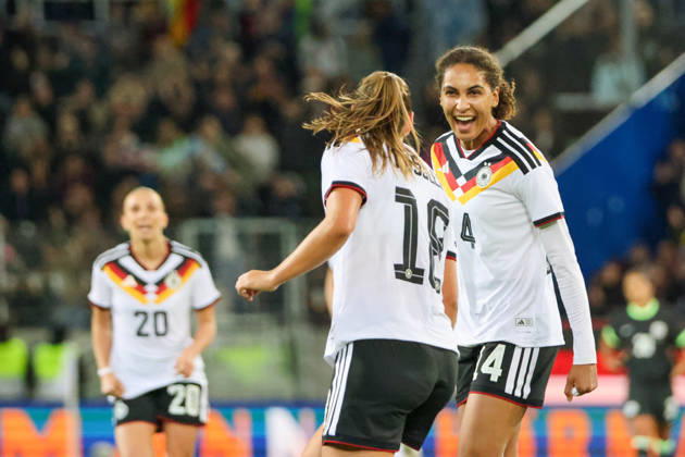 Karlsruhe, Deutschland: 09.10.2026 - Länderspiel Freundschaftsspiel - Deutschland Frauen vs. Australien Frauen Im Bild: v.li. Torschützin Melissa Kössler Koessler (Deutschland) macht das Tor zum 2:0 für Deutschland und jubelt mit Cora Zicai (Deutschland) Copyright: HMBxMedia MadeleinexFantini