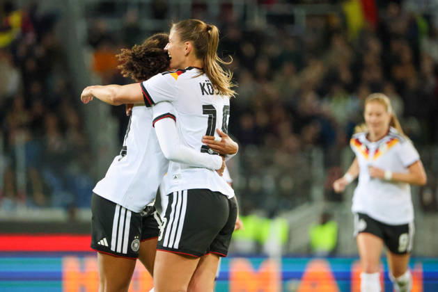 Karlsruhe, Deutschland: 09.10.2026 - Länderspiel Freundschaftsspiel - Deutschland Frauen vs. Australien Frauen Im Bild: v.li. die Zweite Torschützin Melissa Kössler Koessler (Deutschland) macht das Tor zum 2:0 für Deutschland und jubelt mit Cora Zicai (Deutschland) Copyright: HMBxMedia MadeleinexFantini