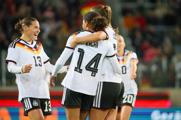 Karlsruhe, Deutschland: 09.10.2026 - Länderspiel Freundschaftsspiel - Deutschland Frauen vs. Australien Frauen Im Bild: v.li. die Dritte Torschützin Melissa Kössler Koessler (Deutschland) macht das Tor zum 2:0 für Deutschland und jubelt mit Carlotta Wamser (Deutschland) und Cora Zicai (Deutschland) Copyright: HMBxMedia MadeleinexFantini