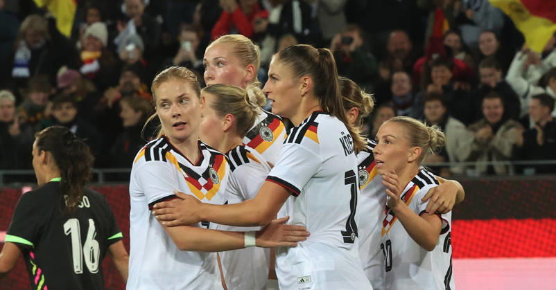 Karlsruhe , Fußball Länderspiel Frauen Deutschland vs. Australien , Jubel Deutschland , von links. Sjoeke Nüsken Melissa Kössler