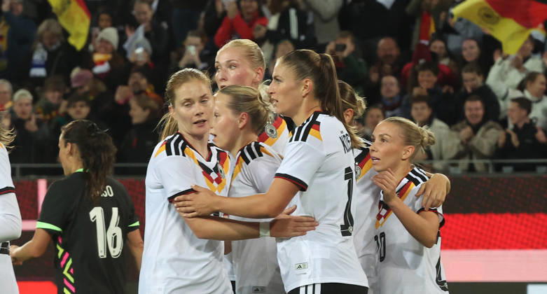Karlsruhe , Fußball Länderspiel Frauen Deutschland vs. Australien , Jubel Deutschland , von links. Sjoeke Nüsken Melissa Kössler