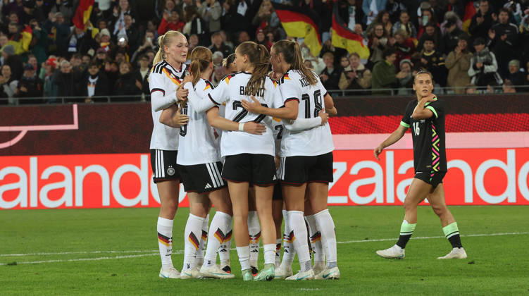 Karlsruhe , Fußball Länderspiel Frauen Deutschland vs. Australien , Jubel Deutschland