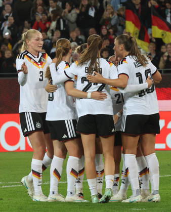 Karlsruhe , Fußball Länderspiel Frauen Deutschland vs. Australien , Jubel Deutschland , rechts: Melissa Kössler