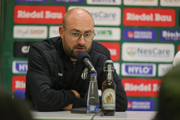 09.10.2026, Fußball, Herren, Regionalliga Bayern, Saison 2026 2027, 13. Spieltag: FC Schweinfurt 05 - SC Eltersdorf Trainer Jan Gernlein (FC Schweinfurt 05) auf der Pressekonferenz, Einzelbild Schweinfurt Riedel-Bau-Arena im Sachs-Stadio Bayern Unterfranken Deutschland