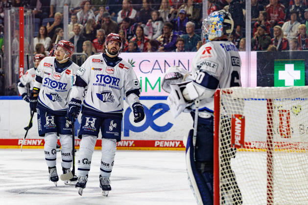 COLONGE, GERMANY - 9 OCTOBER 2026: Image shows the celebration of the second goal for Schwenninger Wild Wings during PENNY DEL 2026 27 Regular Season, Matchday 7: Kölner Haie vs Schwenninger Wild Wings at LANXESS arena on 9 10 2026 in Colonge, Germany. Germany Copyright: xFröhlichxPascalx