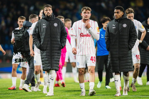 2. Bundesliga: Eintracht Braunschweig vs. Holstein Kiel, 09.10.2026 Jonas Meffert (Holstein Kiel, 28), Leon Parduzi (Holstein Kiel, 40), Ikem Arinzechukwu Ugoh (Holstein Kiel, 27) gehen zu den Auswärtsfans; Fußball, 2. Bundesliga, 7. Spieltag: Eintracht Braunschweig vs. Holstein Kiel am 09.10.2026 im Eintracht-Stadion, Braunschweig DFL REGULATIONS PROHIBIT ANY USE OF PHOTOGRAPHS AS IMAGE SEQUENCES AND OR QUASI-VIDEO. Copyright: xBEAUTIFULxSPORTS Tonhäuserx