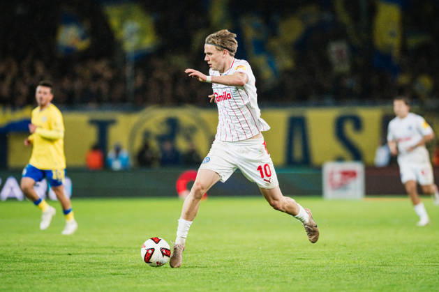 2. Bundesliga: Eintracht Braunschweig vs. Holstein Kiel, 09.10.2026 Jonas Therkelsen (Holstein Kiel, 10) am Ball; Fußball, 2. Bundesliga, 7. Spieltag: Eintracht Braunschweig vs. Holstein Kiel am 09.10.2026 im Eintracht-Stadion, Braunschweig DFL REGULATIONS PROHIBIT ANY USE OF PHOTOGRAPHS AS IMAGE SEQUENCES AND OR QUASI-VIDEO. Copyright: xBEAUTIFULxSPORTS Tonhäuserx