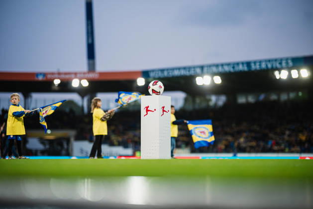 2. Bundesliga: Eintracht Braunschweig vs. Holstein Kiel, 09.10.2026 Ball auf dem Ballständer, Adidas; Fußball, 2. Bundesliga, 7. Spieltag: Eintracht Braunschweig vs. Holstein Kiel am 09.10.2026 im Eintracht-Stadion, Braunschweig DFL REGULATIONS PROHIBIT ANY USE OF PHOTOGRAPHS AS IMAGE SEQUENCES AND OR QUASI-VIDEO. Copyright: xBEAUTIFULxSPORTS Tonhäuserx