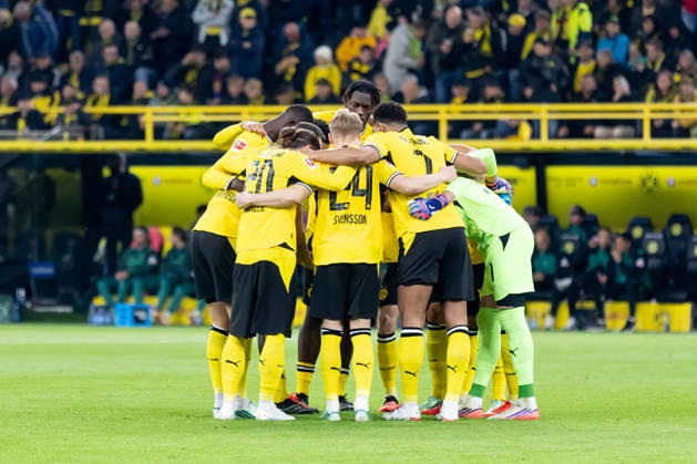 Dortmund, Deutschland 09. Oktober 2026: 1. BL - 2026 2027 - Sp. 5 - Borussia Dortmund gegen SV Werder Bremen Im Bild:Die Spieler von Borussia Dortmund bilden einen Mannschaftskreis zum Schulterschluss DFL DFB regulations prohibit any use of photographs as image sequences and or quasi-video. Signal Iduna Park Nordrhein Westfalen Copyright: xFotostandx xZeisingx