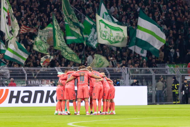 Dortmund, Deutschland 09. Oktober 2026: 1. BL - 2026 2027 - Sp. 5 - Borussia Dortmund gegen SV Werder Bremen Im Bild: Die Spieler von Werder Bremen bilden einen Mannschaftskreis zum Schulterschluss DFL DFB regulations prohibit any use of photographs as image sequences and or quasi-video. Signal Iduna Park Nordrhein Westfalen Copyright: xFotostandx xZeisingx