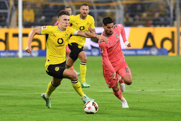 Nico Schlotterbeck (Borussia Dortmund) und Ludovic Reis (Werder Bremen) im Zweikampf waehrend des Spiels der 1. Bundesliga zwischen Borussia Dortmund und SV Werder Bremen, Signal Iduna Park am 09. October 2026 in Dortmund, Deutschland. (Foto von Ralf Treese DeFodi Images) +++ Nico Schlotterbeck (Borussia Dortmund) und Ludovic Reis (Werder Bremen) battle for the ball during the Bundesliga match between Borussia Dortmund and SV Werder Bremen at Signal Iduna Park on October 9, 2026 in Dortmund, Germany. (Photo by Ralf Treese DeFodi Images) DFB DFL REGULATIONS PROHIBIT ANY USE OF PHOTOGRAPHS AS IMAGE SEQUENCES AND OR QUASI-VIDEO. (Photo by Ralf Treese DeFodi Images) -