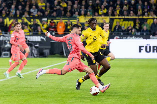 Dortmund, Deutschland 09. Oktober 2026: 1. BL - 2026 2027 - Sp. 5 - Borussia Dortmund gegen SV Werder Bremen Im Bild: v. li. im Zweikampf Ludovit Reis (SVW) und Joane Gadou (BVB) DFL DFB regulations prohibit any use of photographs as image sequences and or quasi-video. Signal Iduna Park Nordrhein Westfalen Copyright: xFotostandx xZeisingx