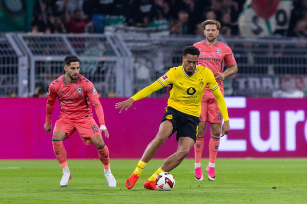 Dortmund, Deutschland 09. Oktober 2026: 1. BL - 2026 2027 - Sp. 5 - Borussia Dortmund gegen SV Werder Bremen Im Bild: v. li. im Zweikampf Ludovit Reis (SVW) und Felix Nmecha (BVB) DFL DFB regulations prohibit any use of photographs as image sequences and or quasi-video. Signal Iduna Park Nordrhein Westfalen Copyright: xFotostandx xZeisingx