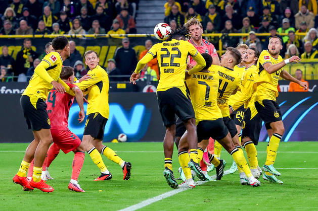 09.10.2026, Fußball, Borussia Dortmund - SV Werder Bremen, 1. Fußball Bundesliga, 05. Spieltag, Signal Iduna Park, Saison 2026 27: Niclas Füllkrug (Werder Bremen 10) im Zweikampf gegen Joane Gadou (BVB 22) Jobe Bellingham (BVB 07) Nico Schlotterbeck (BVB 04) Daniel Svensson (BVB 24) Marcel Sabitzer (BVB 20) Waldemar Anton (BVB 03) Strafraumaktion Kopfball DFB regulations prohibit any use of photographs as image sequences and or quasi-video. Nordrhein-Westfalen Deutschland