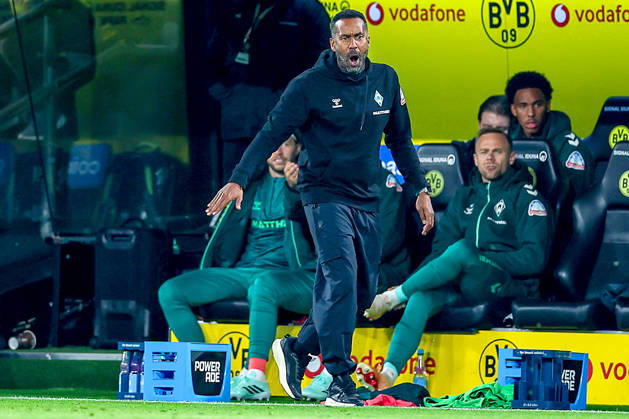 09.10.2026, Fußball, Borussia Dortmund - SV Werder Bremen, 1. Fußball Bundesliga, 05. Spieltag, Signal Iduna Park, Saison 2026 27: Cheftrainer Daniel Thioune (Werder Bremen hc) Cheftrainer Daniel Thioune (Werder Bremen hc) gestikulierend am Spielfeldrand DFB regulations prohibit any use of photographs as image sequences and or quasi-video. Nordrhein-Westfalen Deutschland