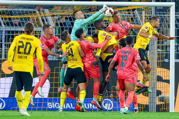 09.10.2026, Fußball, Borussia Dortmund - SV Werder Bremen, 1. Fußball Bundesliga, 05. Spieltag, Signal Iduna Park, Saison 2026 27: Karl Hein (Werder Bremen 01) verteidigt im Strafraum gegen Serhou Guirassy (BVB 09) Nico Schlotterbeck (BVB 04) Waldemar Anton (BVB 03) DFB regulations prohibit any use of photographs as image sequences and or quasi-video. Nordrhein-Westfalen Deutschland