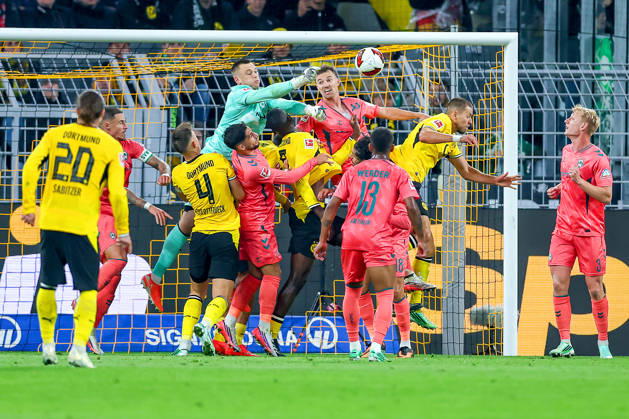 09.10.2026, Fußball, Borussia Dortmund - SV Werder Bremen, 1. Fußball Bundesliga, 05. Spieltag, Signal Iduna Park, Saison 2026 27: Karl Hein (Werder Bremen 01) verteidigt im Strafraum gegen Serhou Guirassy (BVB 09) Nico Schlotterbeck (BVB 04) Waldemar Anton (BVB 03) DFB regulations prohibit any use of photographs as image sequences and or quasi-video. Nordrhein-Westfalen Deutschland
