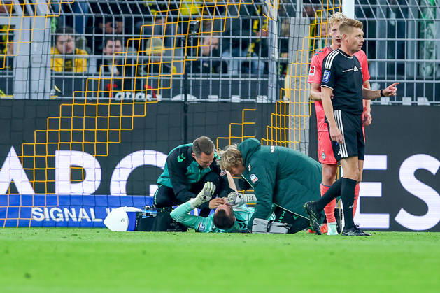 09.10.2026, Fußball, Borussia Dortmund - SV Werder Bremen, 1. Fußball Bundesliga, 05. Spieltag, Signal Iduna Park, Saison 2026 27: Karl Hein (Werder Bremen 01) liegt mit Schmerzen auf dem Spielfeld und muss behandelt werden DFB regulations prohibit any use of photographs as image sequences and or quasi-video. Nordrhein-Westfalen Deutschland