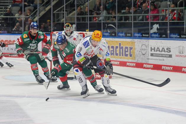 im Zweikampf, Aktion, mit Enrico Henriquez-Morales 52 (Augsburger Panther), C.J.Smith (Fischtown Pinguins 19), Augsburger Panther vs. Fischtown Pinguins, 7. Spieltag, Eishockey, Penny-DEL, 09.10.2026 Augsburg Bayern Deutschland