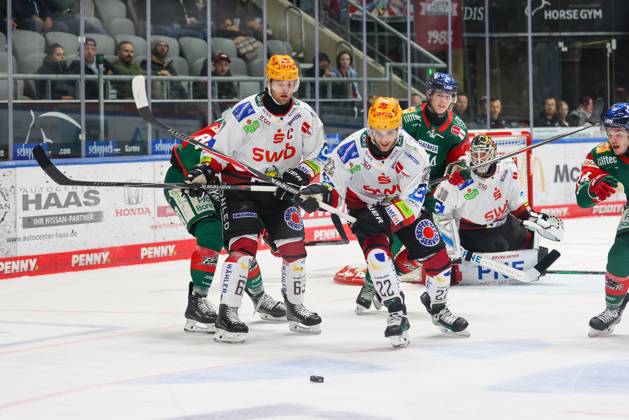 im Zweikampf, Aktion, mit Vladimir Eminger (Fischtown Pinguins 22), Parker Tuomie (Fischtown Pinguins 6), Augsburger Panther vs. Fischtown Pinguins, 7. Spieltag, Eishockey, Penny-DEL, 09.10.2026 Augsburg Bayern Deutschland