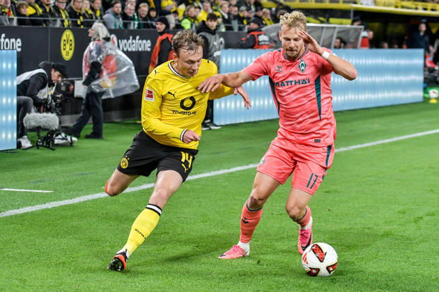 v. li. im Zweikampf Maximilian Beier (Dortmund 14) Marco Grüll Gruell (Bremen 17) 09.10.2026 ¢ Fussball ¢ Borussia Dortmund vs SV Werder Bremen, Signal Iduna Park, Dortmund, DFB DFL REGULATIONS PROHIBIT ANY USE OF PHOTOGRAPHS AS IMAGE SEQUENCES AND OR QUASI-VIDEO NRW Germany