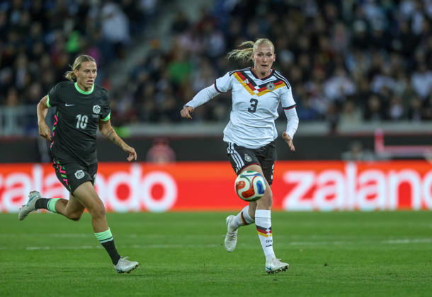 GER, Karlsruhe, Deutschland vs Australien, FIFA, DFB, Fussball, Spielzeit 2026 2027, BBBank Wildpark, Freundschaftsspiel im Bild v.l.: Emily van Egmond (Australien 10), Camilla Küver (Deutschland, Frauen Nationalmannschaft) DFB DFL REGULATIONS PROHIBIT ANY USE OF PHOTOGRAPHS AS IMAGE SEQUENCES AND OR QUASI-VIDEO, 09.10.2026 Copyright: HMBxMedia HendrikxHamelau