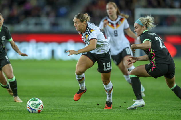 GER, Karlsruhe, Deutschland vs Australien, FIFA, DFB, Fussball, Spielzeit 2026 2027, BBBank Wildpark, Freundschaftsspiel im Bild v.l.: Klara Bühl (Deutschland, Frauen Nationalmannschaft), Ellie Carpenter (Australien 21) DFB DFL REGULATIONS PROHIBIT ANY USE OF PHOTOGRAPHS AS IMAGE SEQUENCES AND OR QUASI-VIDEO, 09.10.2026 Copyright: HMBxMedia HendrikxHamelau