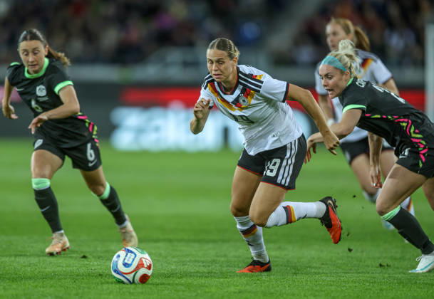 GER, Karlsruhe, Deutschland vs Australien, FIFA, DFB, Fussball, Spielzeit 2026 2027, BBBank Wildpark, Freundschaftsspiel im Bild v.l.: Klara Bühl (Deutschland, Frauen Nationalmannschaft), Ellie Carpenter (Australien 21) DFB DFL REGULATIONS PROHIBIT ANY USE OF PHOTOGRAPHS AS IMAGE SEQUENCES AND OR QUASI-VIDEO, 09.10.2026 Copyright: HMBxMedia HendrikxHamelau