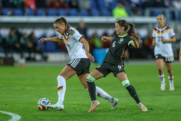 GER, Karlsruhe, Deutschland vs Australien, FIFA, DFB, Fussball, Spielzeit 2026 2027, BBBank Wildpark, Freundschaftsspiel im Bild v.l.: Melissa Kössler (Deutschland, Frauen Nationalmannschaft), Clare Wheeler (Australien 6) DFB DFL REGULATIONS PROHIBIT ANY USE OF PHOTOGRAPHS AS IMAGE SEQUENCES AND OR QUASI-VIDEO, 09.10.2026 Copyright: HMBxMedia HendrikxHamelau