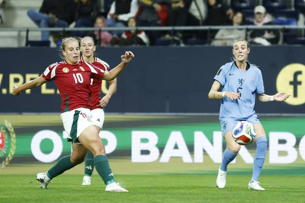 FELCSUT, 09-10-2026 , Pancho Arena, season 2026 2027 , UEFA worldcup qualification football play-offs round 1 , match between Hungary and The Netherlands (women) 1st leg , Pictures shows Netherlands player Jill Roord and Hungary player Luca Papp (L) Hungary - Netherlands (women) x208079559x Copyright: