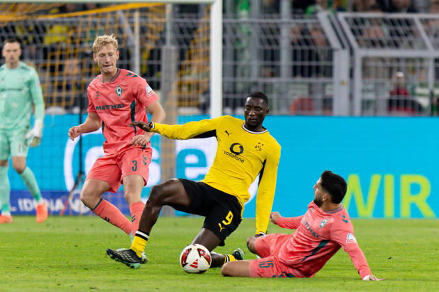 Dortmund, Deutschland 09. Oktober 2026: 1. BL - 2026 2027 - Sp. 5 - Borussia Dortmund gegen SV Werder Bremen Im Bild: v. li. im Zweikampf Serhou Guirassy (BVB) und Ludovit Reis (SVW) DFL DFB regulations prohibit any use of photographs as image sequences and or quasi-video. Signal Iduna Park Nordrhein Westfalen Copyright: xFotostandx xZeisingx