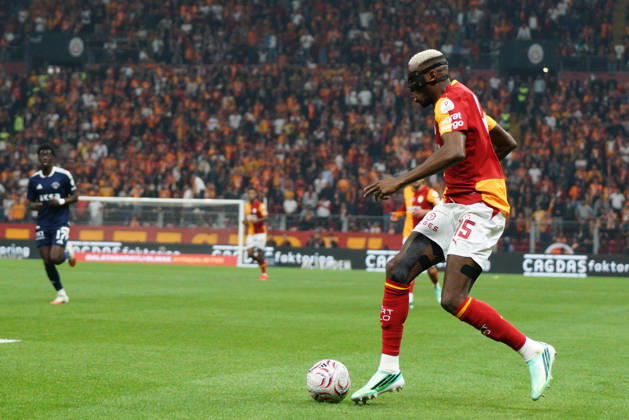 October 9, 2026, Sariyer, Istanbul, Turkey: Victor Osimhen (C) of Galatasaray controls the ball during the Turkish Super League 2026 27 match between Galatasaray and Kasimpasa at RAMS Park Stadium in Istanbul, Turkey, on October 9, 2026. Sariyer Turkey - ZUMAu194 20261009_zip_u194_022 Copyright: xTolgaxUluturkx
