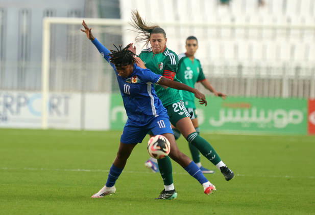 Algerie vs Republique centrafricaine feminine (Qualifications JO Dafeur Marine Alfreda (R) Joueuse d Algerie se bat pour le ballon, avec Dongole Tidot Rachelle de Republique centrafricaine, lors du match Algerie contre Republique centrafricaine feminine, Qualifications JO Los Angeles 2028, au Stade de 5 Juillet a Alger, en Algerie, le 09 Octobre 2026 (Photo By Billel Bensalem APPImages) Alger Algerie Copyright: xAlgÃ riexPressexPhotosxAPPxBillelxBensalemx xAPPxImagesx 670A1697