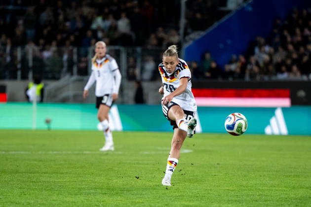09.10.2026, GER, Fussball, Frauen, Länderspiel, Karlsruhe, Deutschland vs. Australien Elisa Senß ( Deutschland, 20 ) am Ball Karlsruhe BBBank Wildpark Baden-Württemberg Deutschland Copyright: xNordphoto Memmlerx
