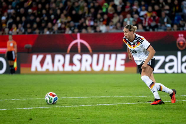09.10.2026, GER, Fussball, Frauen, Länderspiel, Karlsruhe, Deutschland vs. Australien Klara Bühl ( Deutschland, 19 ) am Ball, dahinter Karlsruhe Branding Karlsruhe BBBank Wildpark Baden-Württemberg Deutschland Copyright: xNordphoto Memmlerx