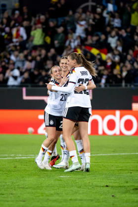 09.10.2026, GER, Fussball, Frauen, Länderspiel, Karlsruhe, Deutschland vs. Australien Elisa Senß ( Deutschland, 20 ), Klara Bühl ( Deutschland, 19 ), Jule Brand ( Deutschland, 22 ) jubeln über das Tor zum 1:0 Karlsruhe BBBank Wildpark Baden-Württemberg Deutschland Copyright: xNordphoto Memmlerx
