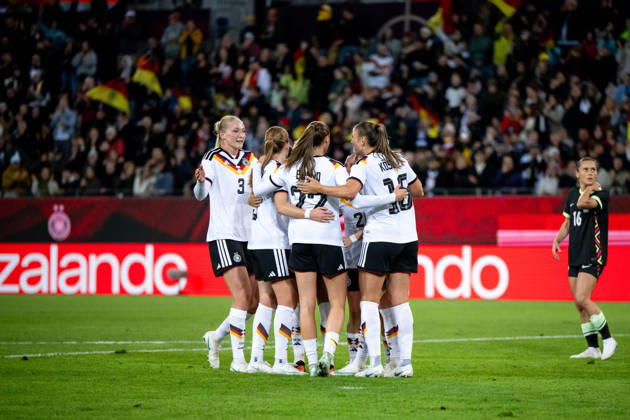 09.10.2026, GER, Fussball, Frauen, Länderspiel, Karlsruhe, Deutschland vs. Australien Camilla Küver ( Deutschland, 3 ), Sjoeke Nüsken ( Deutschland, 9 ), Jule Brand ( Deutschland, 22 ), Melissa Kössler ( Deutschland. 18 ) jubeln über das Tor zum 1:0 Karlsruhe BBBank Wildpark Baden-Württemberg Deutschland Copyright: xNordphoto Memmlerx
