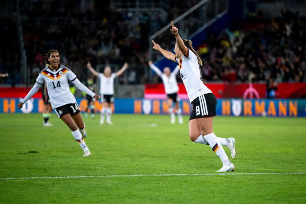 09.10.2026, GER, Fussball, Frauen, Länderspiel, Karlsruhe, Deutschland vs. Australien Melissa Kössler ( Deutschland. 18 ), Cora Zicai ( Deutschland, 14 ) jubeln über das Tor zum 2:0 Karlsruhe BBBank Wildpark Baden-Württemberg Deutschland Copyright: xNordphoto Memmlerx