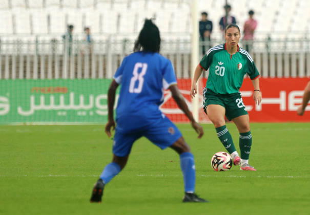 Algerie vs Republique centrafricaine feminine (Qualifications JO Ould Braham Amira (R) Joueuse d Algerie se bat pour le ballon, avec Yemele Emestine de Republique centrafricaine, lors du match Algerie contre Republique centrafricaine feminine, Qualifications JO Los Angeles 2028, au Stade de 5 Juillet a Alger, en Algerie, le 09 Octobre 2026 (Photo By Billel Bensalem APPImages) Alger Algerie Copyright: xAlgà riexPressexPhotosxAPPxBillelxBensalemx xAPPxImagesx 670A1687