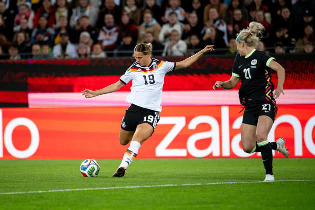 09.10.2026, GER, Fussball, Frauen, Länderspiel, Karlsruhe, Deutschland vs. Australien Klara Bühl ( Deutschland, 19 ) am Ball, daneben Ellie Carpenter ( Australien, 21 ) Karlsruhe BBBank Wildpark Baden-Württemberg Deutschland Copyright: xNordphoto Memmlerx