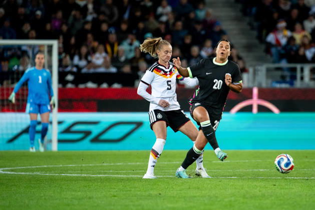 09.10.2026, GER, Fussball, Frauen, Länderspiel, Karlsruhe, Deutschland vs. Australien Janina Minge ( Deutschland, 5 ) im Zweikampf mit Samantha Kerr ( Australien, 20 ) Karlsruhe BBBank Wildpark Baden-Württemberg Deutschland Copyright: xNordphoto Memmlerx