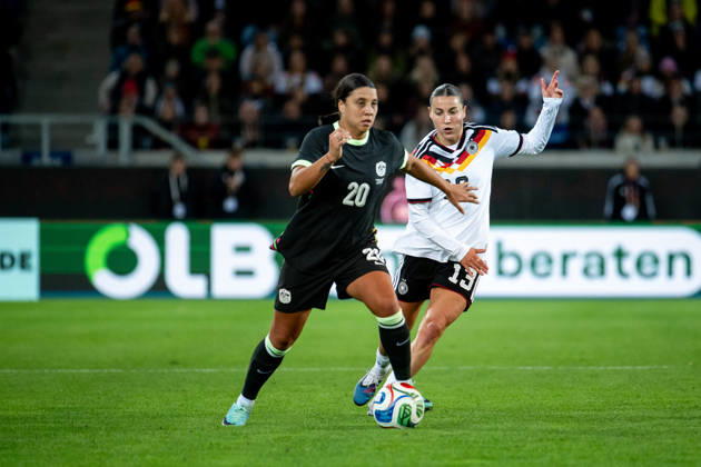 09.10.2026, GER, Fussball, Frauen, Länderspiel, Karlsruhe, Deutschland vs. Australien Samantha Kerr ( Australien, 20 ) im Zweikampf mit Carlotta Wamser ( Deutschland, 13 ) Karlsruhe BBBank Wildpark Baden-Württemberg Deutschland Copyright: xNordphoto Memmlerx
