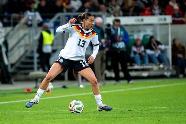 09.10.2026, GER, Fussball, Frauen, Länderspiel, Karlsruhe, Deutschland vs. Australien Carlotta Wamser ( Deutschland, 13 ) am Ball Karlsruhe BBBank Wildpark Baden-Württemberg Deutschland Copyright: xNordphoto Memmlerx