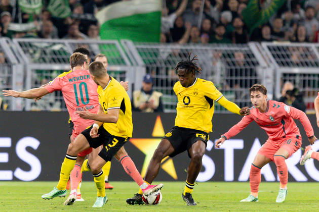 Dortmund, Deutschland 09. Oktober 2026: 1. BL - 2026 2027 - Sp. 5 - Borussia Dortmund gegen SV Werder Bremen Im Bild: v. li. im Zweikampf Niclas Füllkrug Fuellkrug (SVW), Waldemar Anton (BVB), Joane Gadou (BVB), Chuki (SVW) DFL DFB regulations prohibit any use of photographs as image sequences and or quasi-video. Signal Iduna Park Nordrhein Westfalen Copyright: xFotostandx xZeisingx