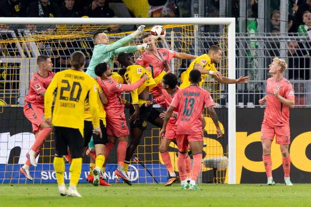 Dortmund, Deutschland 09. Oktober 2026: 1. BL - 2026 2027 - Sp. 5 - Borussia Dortmund gegen SV Werder Bremen Im Bild: Torhüter Karl Hein (SVW) pariert den Schuss auf das Tor DFL DFB regulations prohibit any use of photographs as image sequences and or quasi-video. Signal Iduna Park Nordrhein Westfalen Copyright: xFotostandx xZeisingx