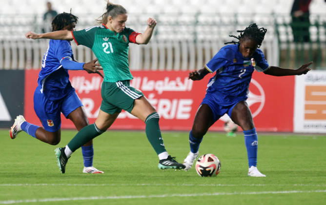Algerie vs Republique centrafricaine feminine (Qualifications JO Ould Marine Alfreda (C) Joueuse d Algerie se bat pour le ballon,, lors du match Algerie contre Republique centrafricaine feminine, Qualifications JO Los Angeles 2028, au Stade de 5 Juillet a Alger, en Algerie, le 09 Octobre 2026 (Photo By Billel Bensalem APPImages) Alger Algerie Copyright: xAlgÃ riexPressexPhotosxAPPxBillelxBensalemx xAPPxImagesx 670A1845