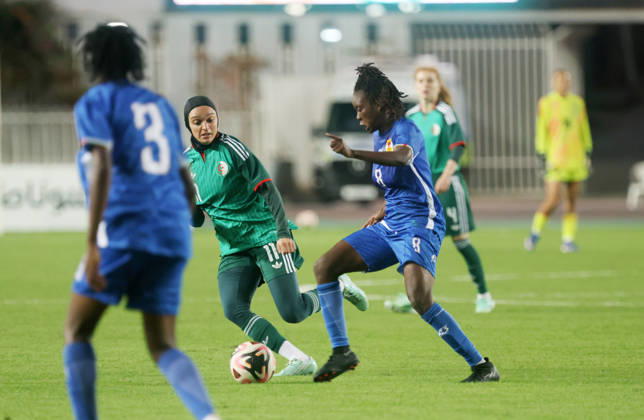 Algerie vs Republique centrafricaine feminine (Qualifications JO BoussahaLina (C) Joueuse d Algerie se bat pour le ballon, avec Yemela Emestine Raphaella (R) de Republique centrafricaine, lors du match Algerie contre Republique centrafricaine feminine, Qualifications JO Los Angeles 2028, au Stade de 5 Juillet a Alger, en Algerie, le 09 Octobre 2026 (Photo By Billel Bensalem APPImages) Alger Algerie Copyright: xAlgÃ riexPressexPhotosxAPPxBillelxBensalemx xAPPxImagesx 670A1848