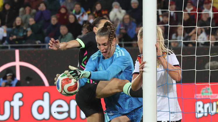 Karlsruhe , Fußball Länderspiel Frauen Deutschland vs. Australien , Ena Mahmutovic ( GER )