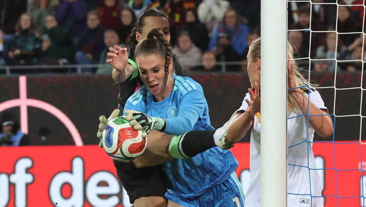 Karlsruhe , Fußball Länderspiel Frauen Deutschland vs. Australien , Ena Mahmutovic ( GER )